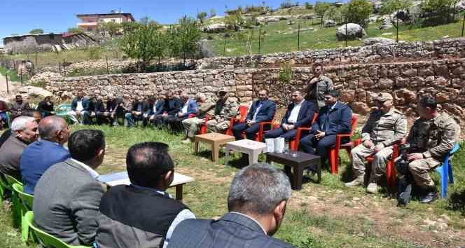Köylüye devletin şefkat elini her daim hissettiren Vali Hacıbektaşoğlu, köy sakinleriyle bir araya geldi