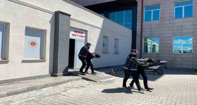Erzincan’da 2 kaçak göçmen yakalandı, 2 kişi tutuklandı