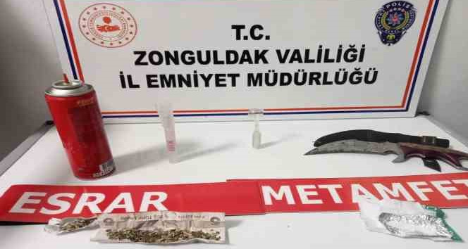 Uyuşturucuyu kağıt paranın içine sarmışlar