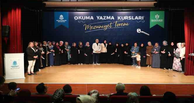 Okuma yazma öğrenen Başakşehirli kadınlar sertifikalarını aldı