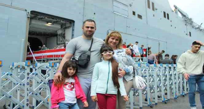 Yağmurlu havaya rağmen TCG Anadolu’ya İzmir’de yoğun ilgi