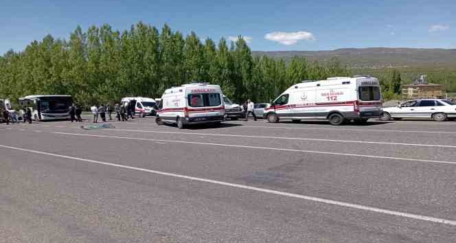Bingöl’de halk otobüsü ile minibüs çarpıştı: 14 yaralı