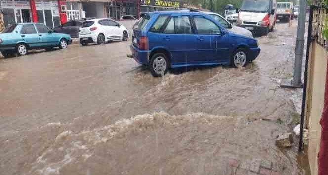 Yenice’de kuvvetli sağanak ve dolu yağışı etkili oldu