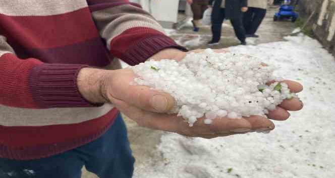 Burdur’da dolu hayatı felç etti