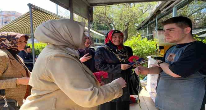 AK Parti Vekil Adayı Tuğba Işık Ercan, Sancaktepe’de karanfil dağıttı