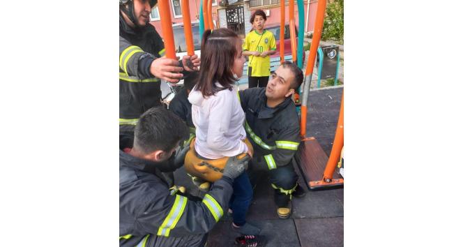 Parktaki salıncağa sıkışan çocuğu itfaiye kurtardı
