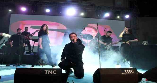 Ünlü şarkıcı Sinan Akçıl Kula’da konser verdi