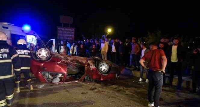 Meraklı kalabalık takla atan aracı el birliğiyle çekiciye yükledi