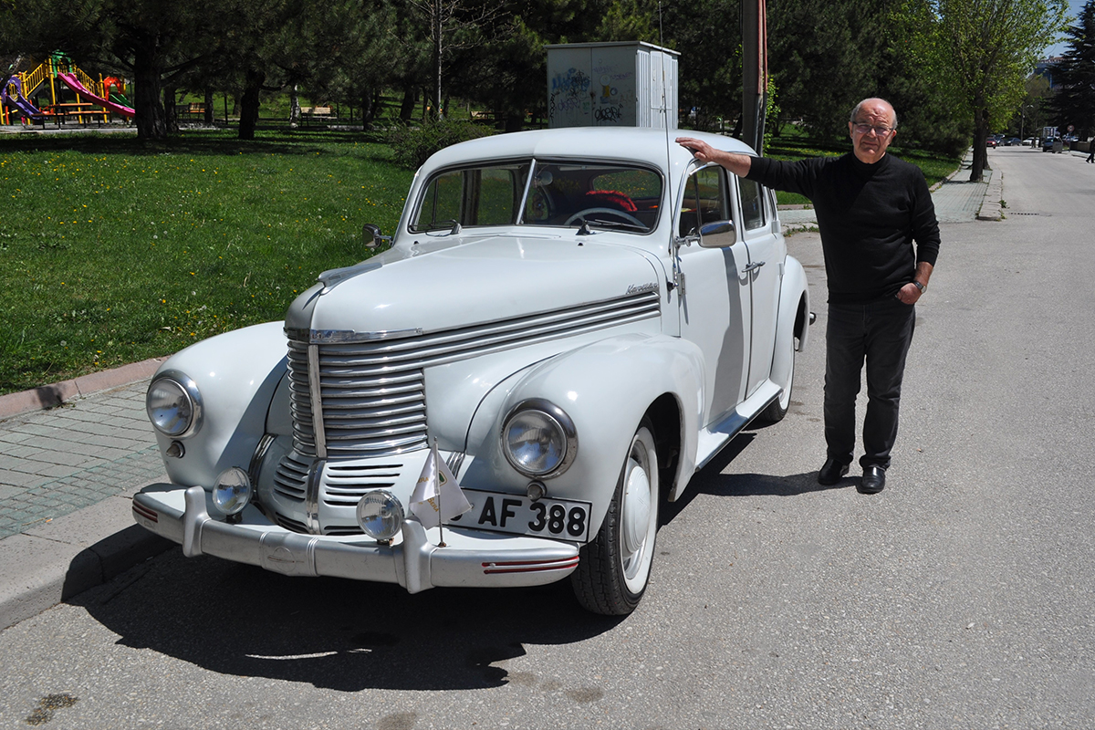 Türkiye’de 4 tane olan 73 yıllık klasik aracı hurda halden yollara döndürdü