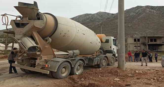 Beton mikserinin altında kaldı