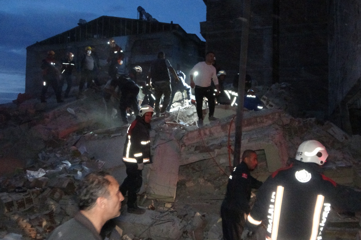 Malatya’da 3 katlı ağır hasarlı bina çöktü: 1 kişi öldü