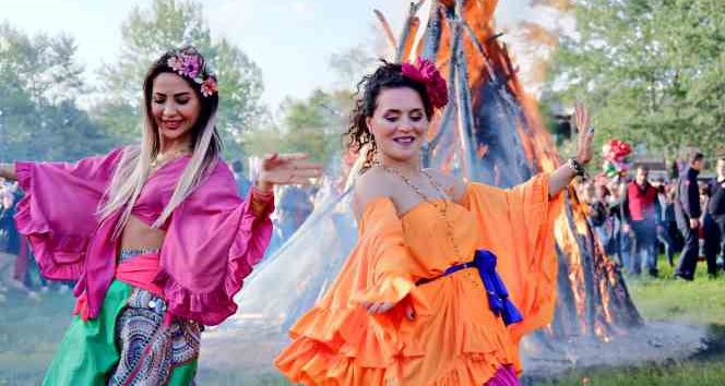 Kakava ateşi yerli ve yabancı on binlerce kişinin katılımıyla yakıldı