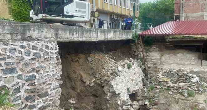 Tarihi İznik çini fırınlarının kazı alanı istinat duvarı çöktü