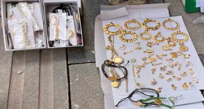 Enkazlardan çıkan değerli eşyalar sahiplerine teslim ediliyor