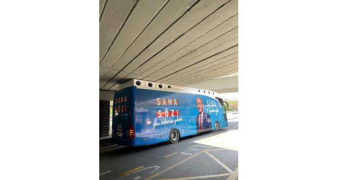 CHP otobüsü Sıhhiye Köprüsü’ne sıkıştı