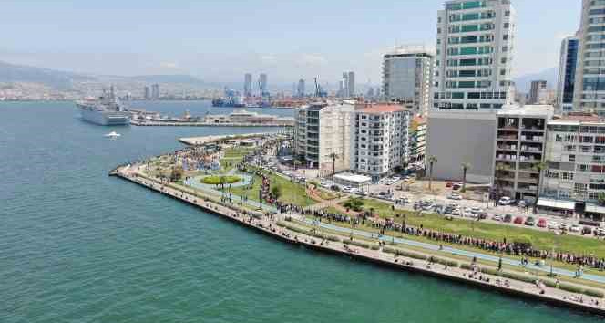 İzmir’de TCG Anadolu için kilometrelerce kuyruk