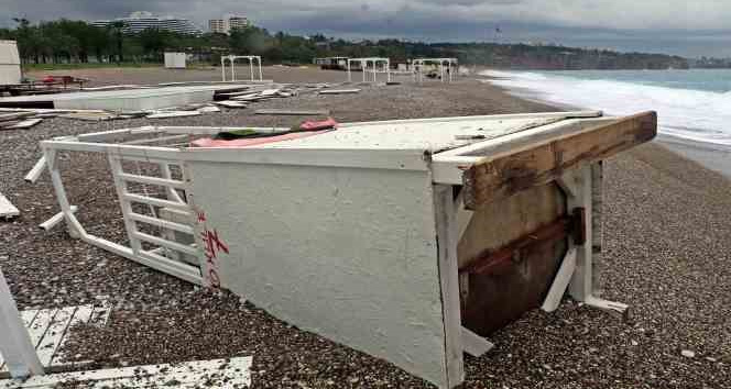 Dev dalgalar dünyaca ünlü sahildeki cankurtaran kulelerini domino taşı gibi devirdi