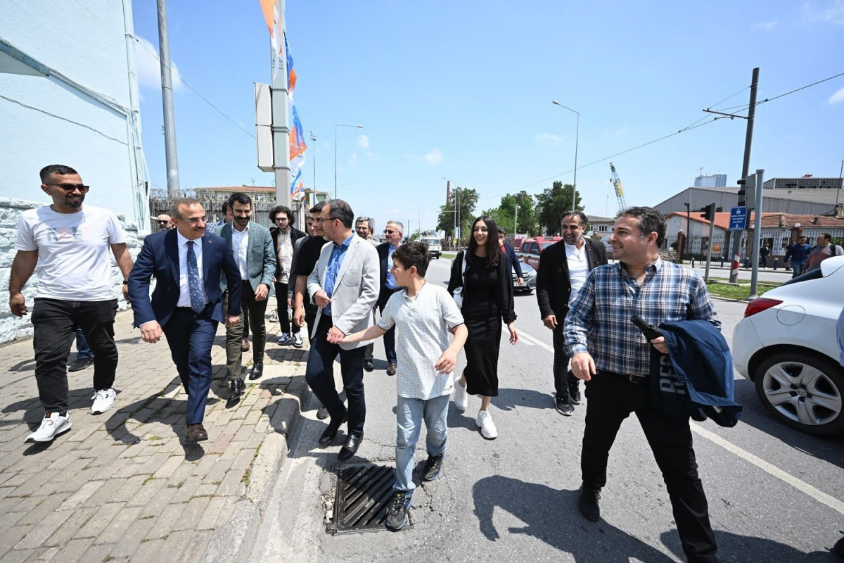 TCG Anadolu’ya ilgi İzmir trafiğini kilitledi: Bakan Kasapoğlu araçtan inip yürüdü