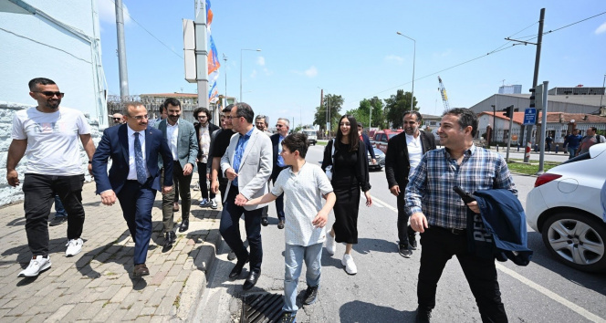 TCG Anadoluya ilgi İzmir trafiğini kilitledi: Bakan Kasapoğlu araçtan inip yürüdü