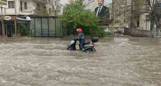 Uşak’ta sağanak yağış hayatı olumsuz etkiledi