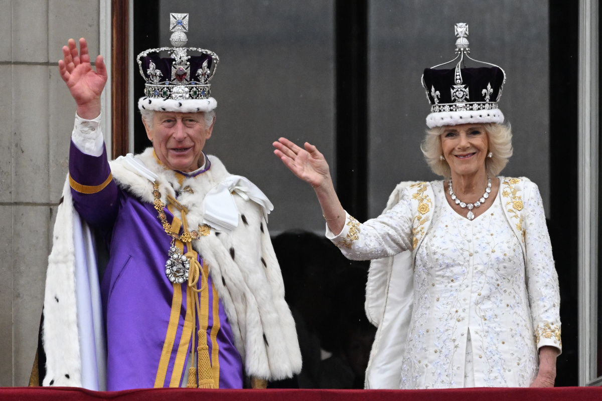 Tacını giyen Kral III. Charles halkı selamladı