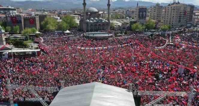 Cumhurbaşkanı Erdoğan’ın "Rekor kırdı" dediği Kayseri mitinginde tarihi kalabalık havadan görüntülendi