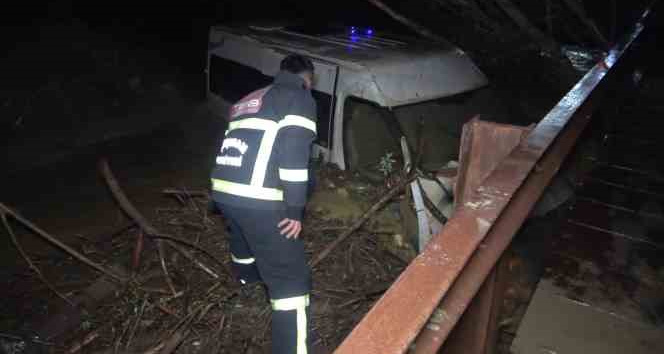 Sel suları minibüsü dereye yuvarladı: Suya kapılan 6 işçi ölümden döndü