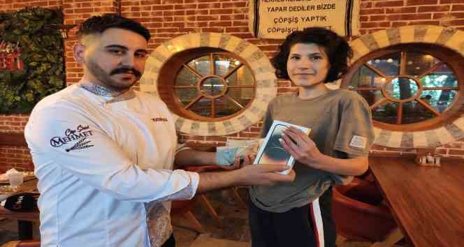 İplik gibi kadın yediği çöp şişlerle rekor üstüne para kazandı