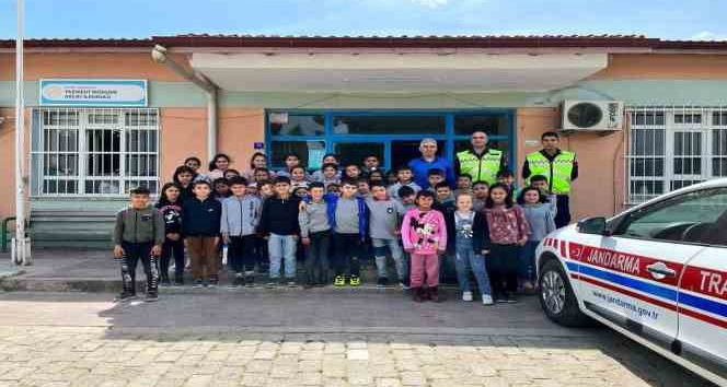 Jandarma ekipleri minikleri bilgilendirmeye devam ediyor