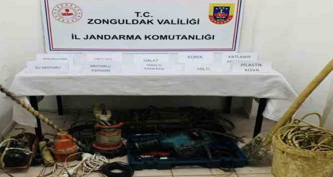 Kaçak kazıda yılan kamerayla yakalandılar
