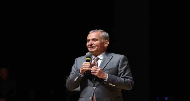 Camdan tesarlanan giysiler büyüledi