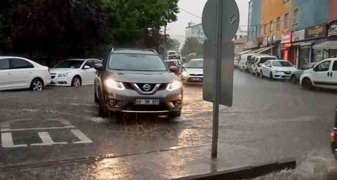 Aksaray’da şiddetli yağmur etkili oluyor