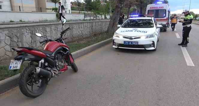 Motosikletten düşen anne ve kızı ölümden döndü