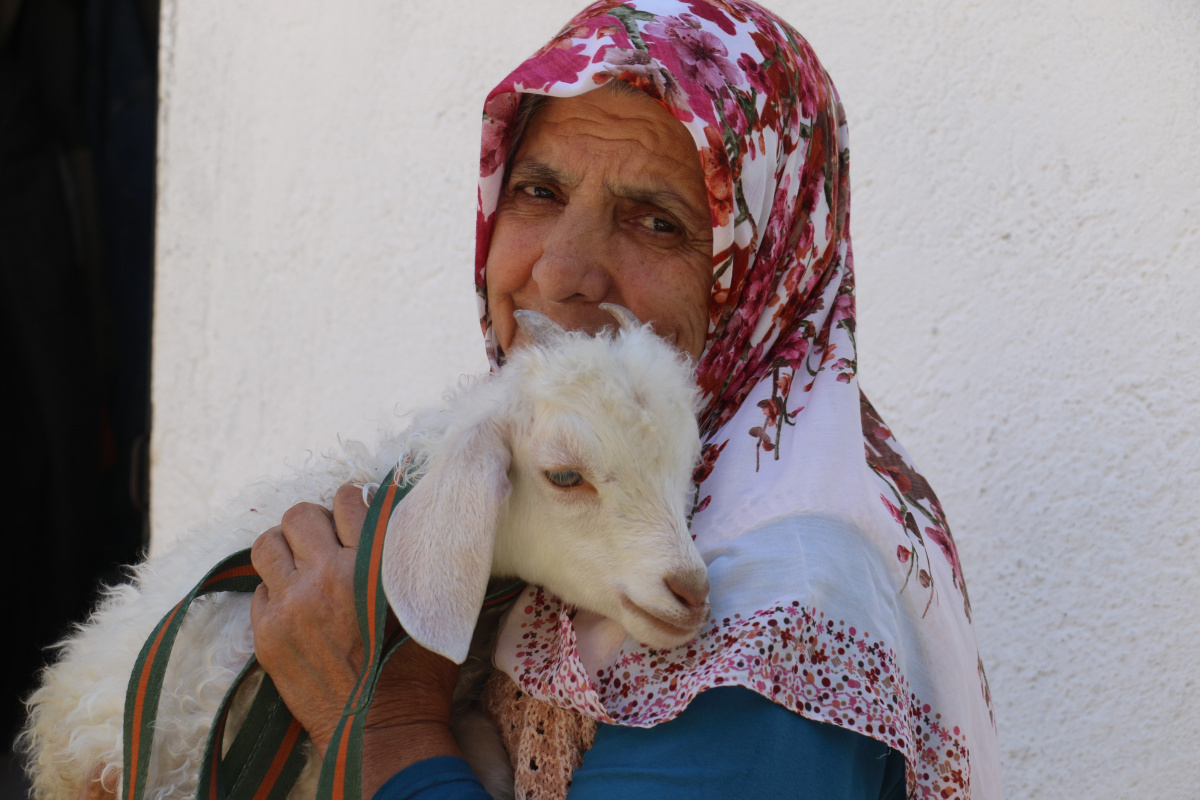 Kuzusuna bebek gibi bakıyor, yanından hiç ayırmıyor