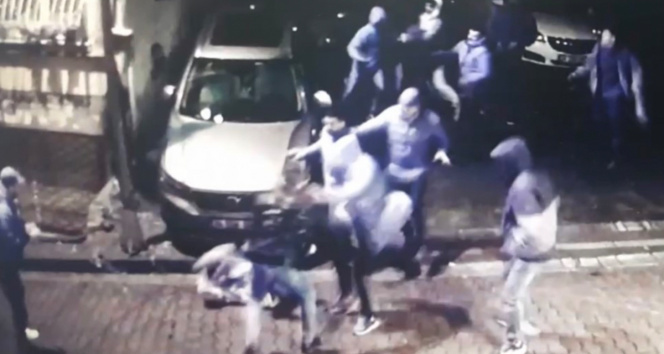 İstanbulda sosyal medya fenomenine tekme ve yumruklu saldırı kamerada