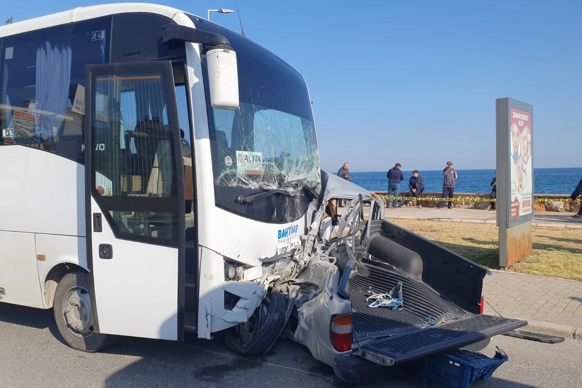 İzmir&#039;de midibüs ile pikap çarpıştı: 1 ölü, 6 yaralı