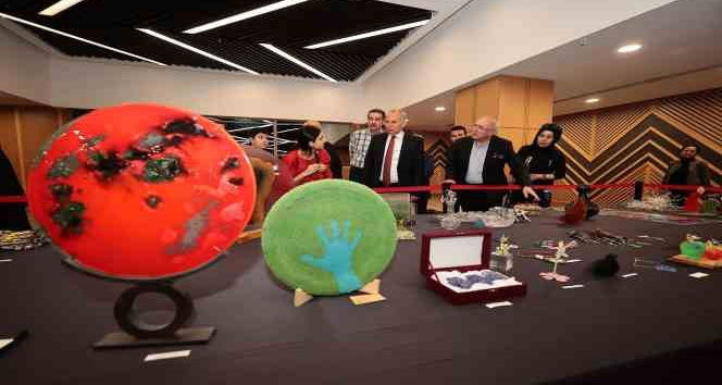 Cam eserlerin geliri depremzedelere bağışlandı