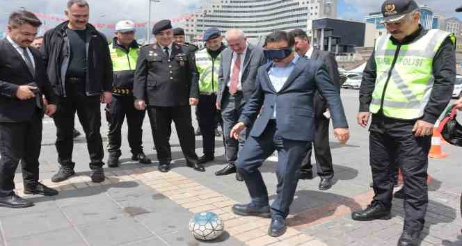 Kurşunlanan levhalar sergilendi, trafik güvenliğine dikkat çekildi