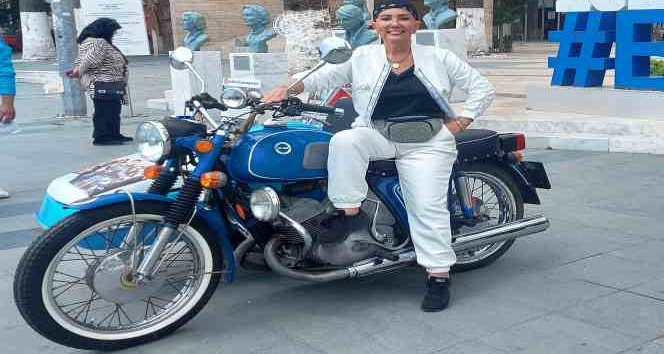 Bahar Öztan, Kemal Sunal’la oynadığı filmdeki motosiklete 41 yıl sonra tekrar bindi
