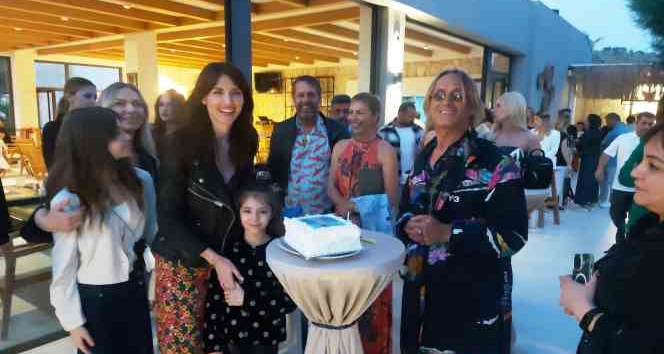 Manken ve oyuncu Karatay’a doğum günü sürprizi