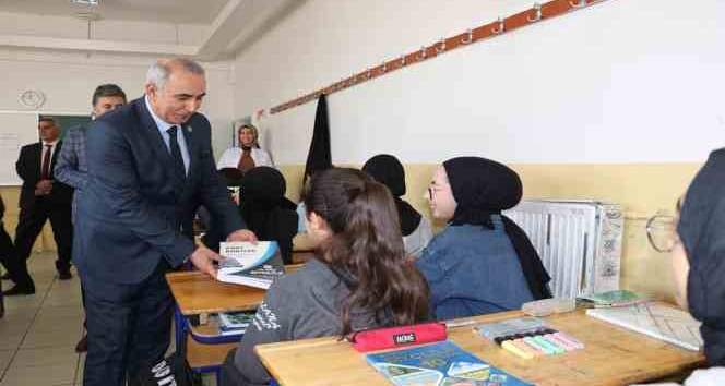 Bingöl’de öğrencilere kaynak kitap dağıtımı başladı