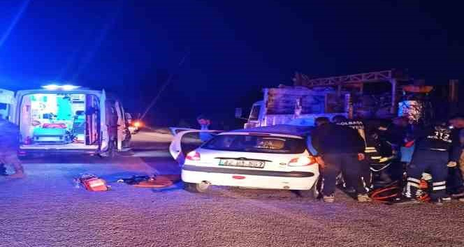 Otomobil arıza yapan kamyona çarptı: 1 ölü, 1 yaralı