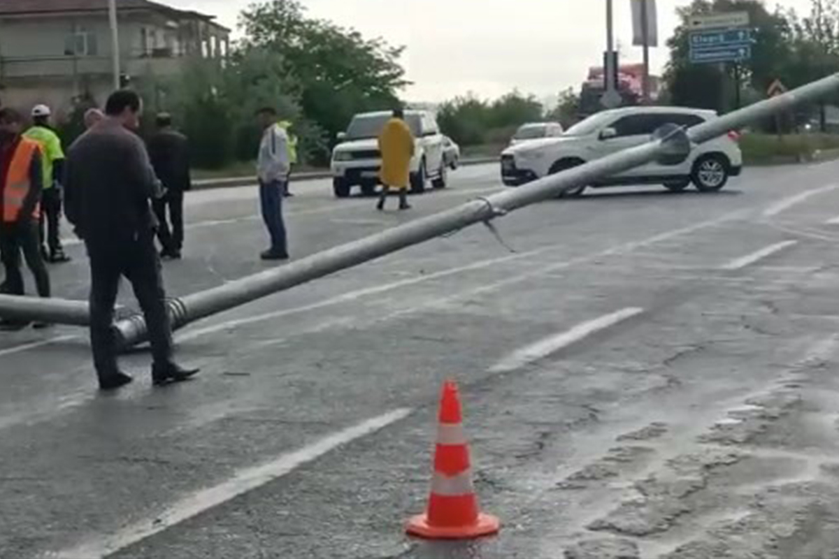Elazığ’da kamyonun çarptığı trafik direği devrildi: 1 yaralı