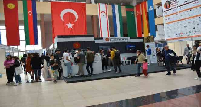 Gençler fuarda kamu ve özel sektör işverenlerle buluştu