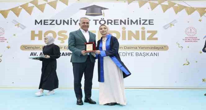 Başkan Dursun, liseli gençlerin mezuniyet mutluluğuna ortak oldu