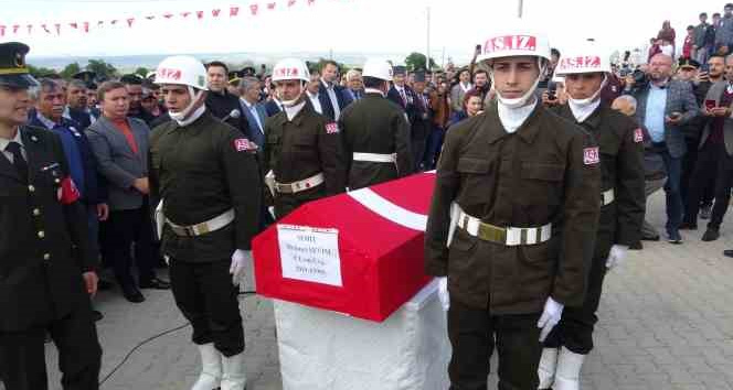 Şehit uzman çavuş gözyaşları arasında toprağa verildi