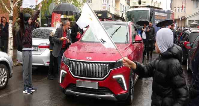 Ardahan’da yağışlı havaya rağmen Togg’a yoğun ilgi