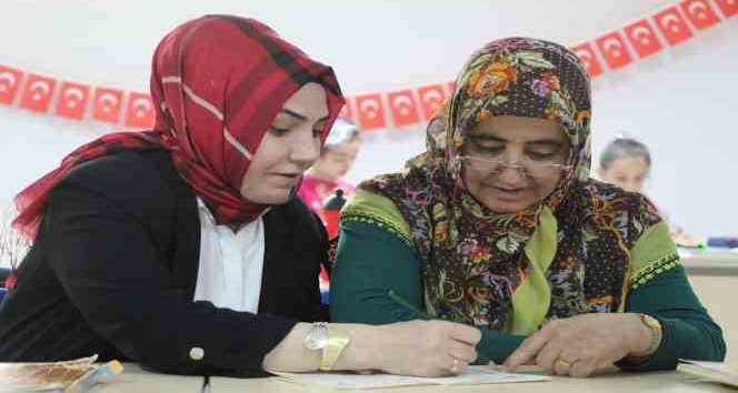 Asrın felaketinden sonra kaldığı KYK yurdunda okuma yazma öğrendi