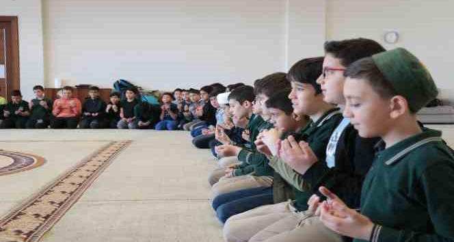 Hafızlar, depremde hayatını kaybeden ve görev alanlar için hatim indirip dua etti