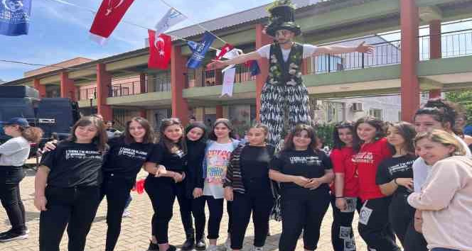 Çocuklar şenlikte doyasıya eğlendi